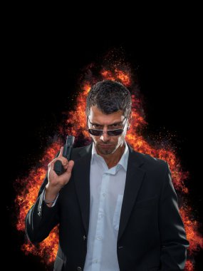 Silahlı bir takım elbiseli adam 