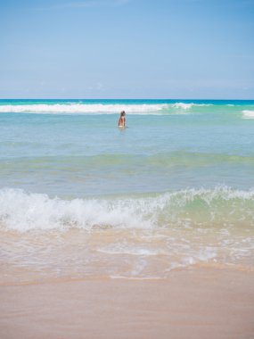Sahilde güzel bir kadın.
