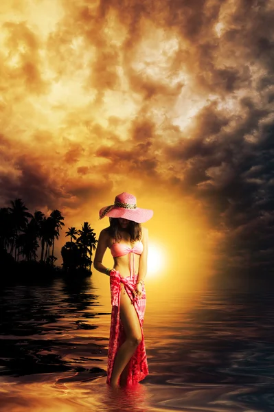 Mujer joven en la playa — Foto de Stock