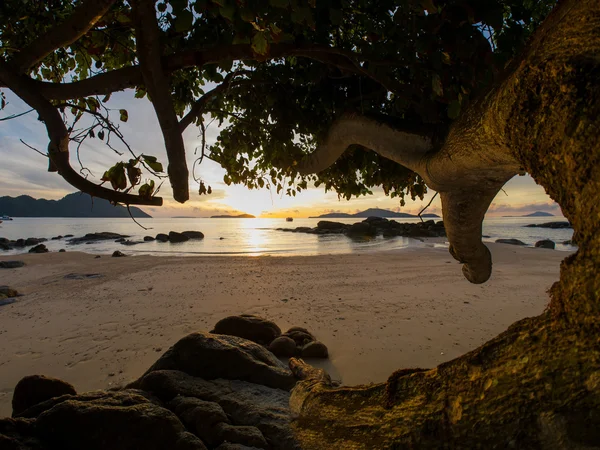 Kaunis auringonnousu Rawai Phuketissa — kuvapankkivalokuva