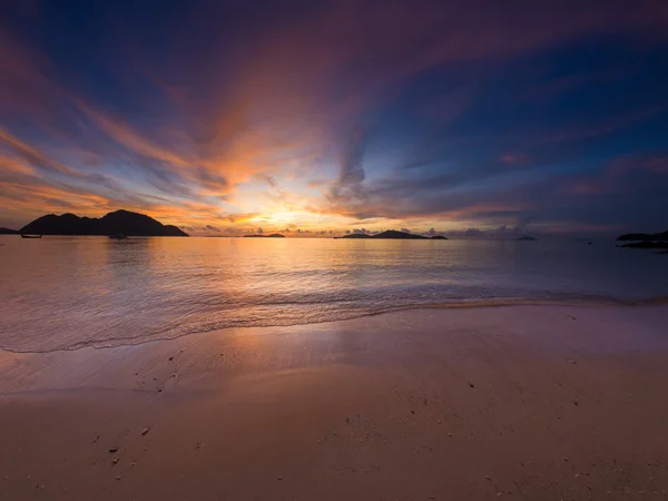 Schöner sonnenaufgang in rawai phuket — Stockfoto