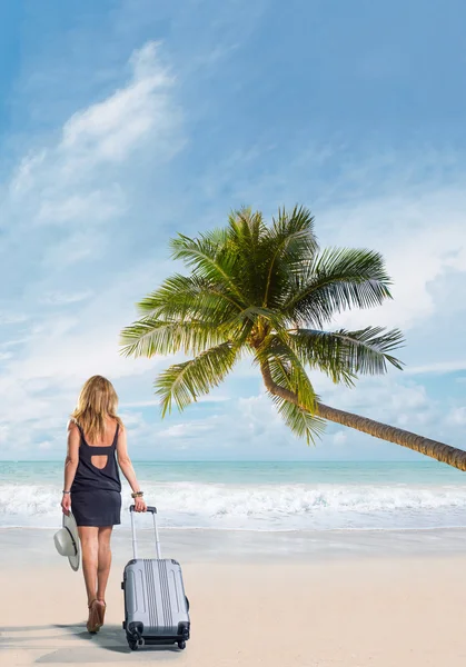 Mujer con maleta en la playa — Foto de Stock