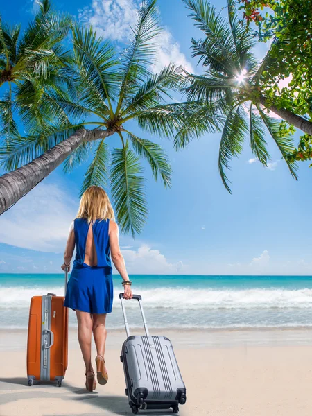 Frau mit Koffer am Strand — Stockfoto