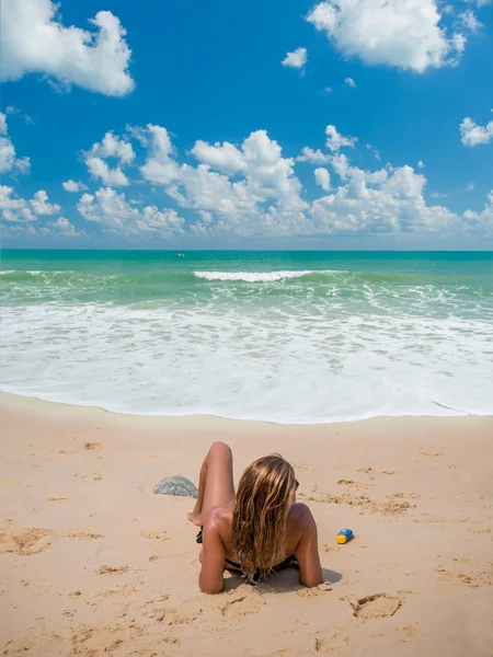 Vacaciones de verano mujer en la playa —  Fotos de Stock