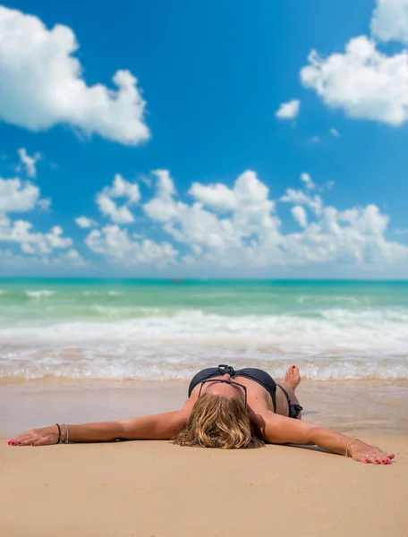 Sommar semester kvinna på strand — Stockfoto