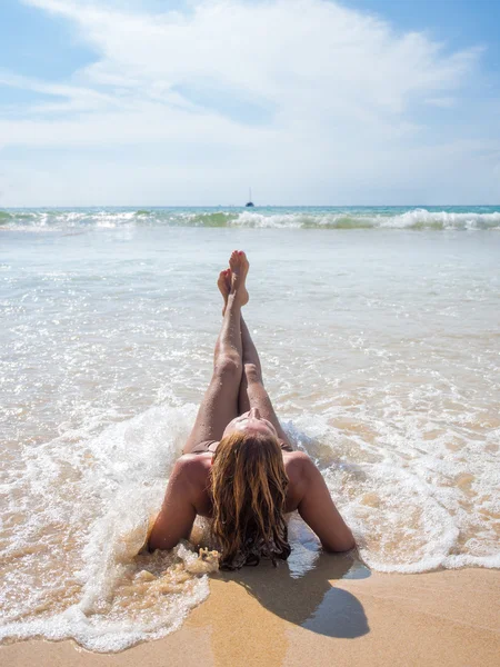 Mooie vrouw op het strand. — Stockfoto