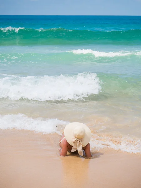 Beautiful woman on the beach. — Stock Photo, Image