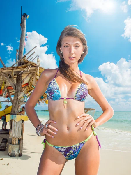 Mladá dívka v baru na pláži — Stock fotografie