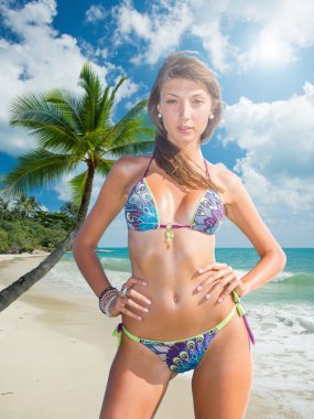 sevimli kadın sakin yaz sahilde