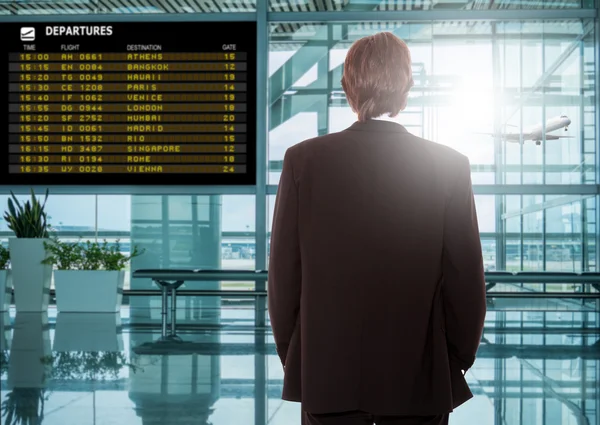 Obchodní muž u letištního terminálu — Stock fotografie