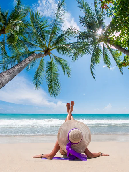 Mujer en una playa tropical en Maldivas — Foto de Stock