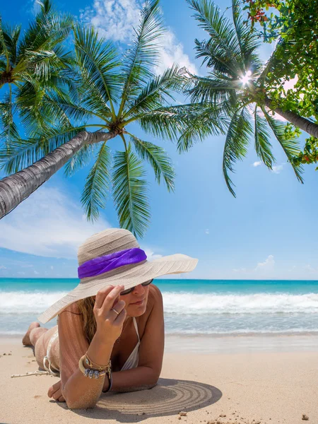 몰디브에서 열 대 해변에서 여자 — 스톡 사진