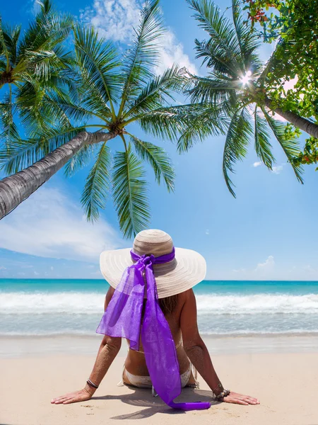 Mujer en una playa tropical en Maldivas —  Fotos de Stock