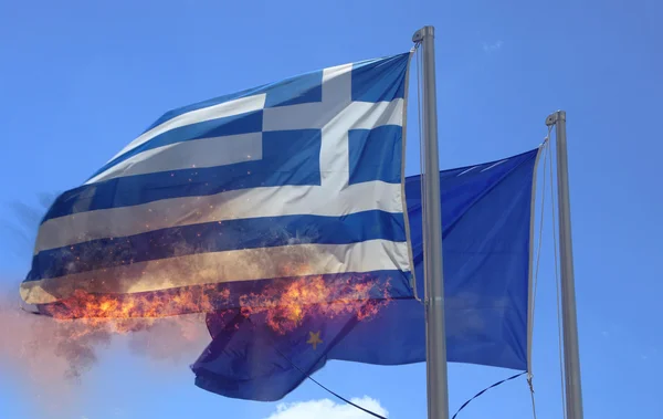 Bandeira nacional da Grécia queimando — Fotografia de Stock