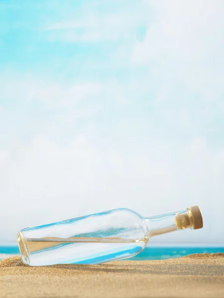 Een fles in het zand op het strand. — Stockfoto