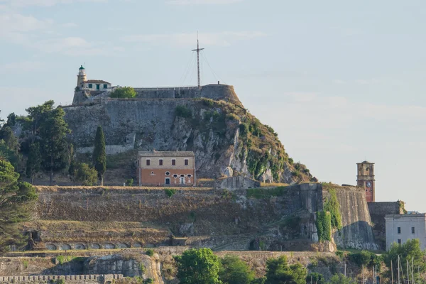 Temple hellénique et vieux château à Corfou — Photo