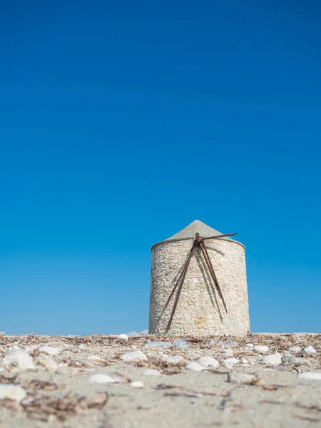 Gammal väderkvarn ai gyra strand — Stockfoto