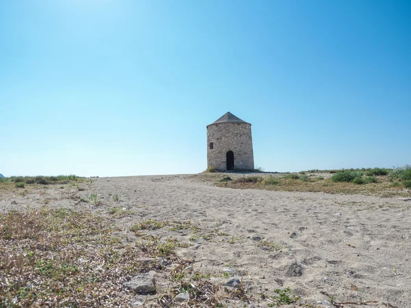 Gammal väderkvarn ai gyra strand — Stockfoto