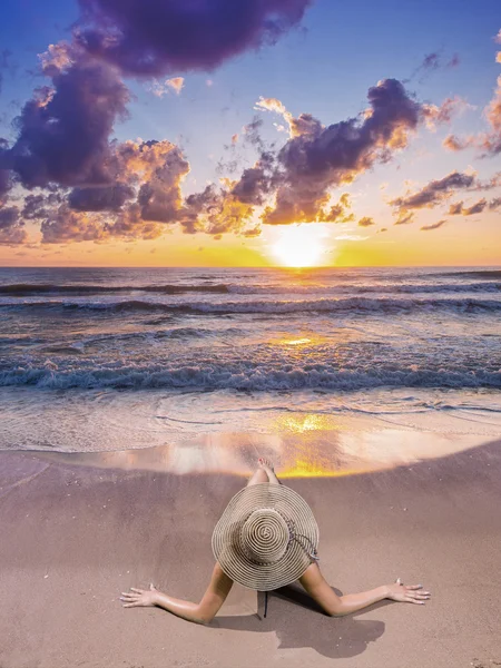 Красивая женщина на пляже. — стоковое фото