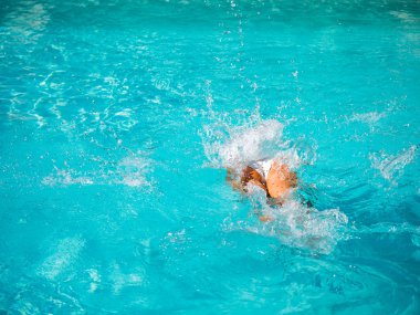 Yüzme havuzunda dalış kız