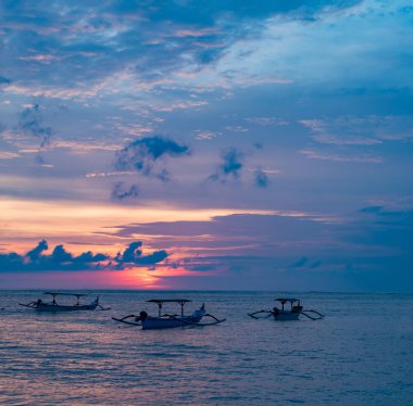 Geleneksel Bali Sanur Beach, sunris yakın Jukung gemi