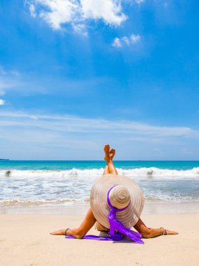 Sahilde güzel bir kadın.