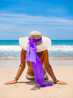 Sahilde güzel bir kadın.