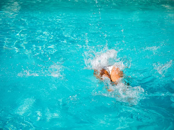 Flicka dykning i poolen — Stockfoto