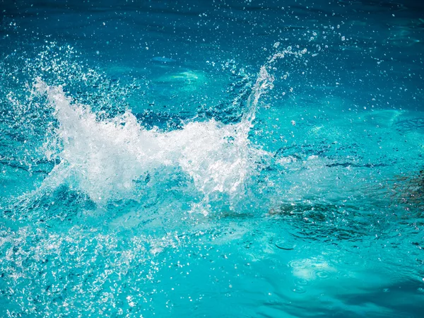 Mädchen taucht im Schwimmbad — Stockfoto