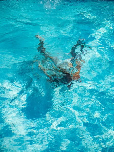 Ragazza immersioni in piscina — Foto Stock