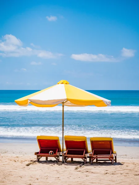 Zwei Liegestühle am Strand von Samui — Stockfoto