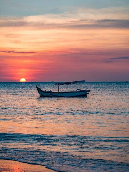 Traditionelle balinesische Schiffe jukung nahe am Strand von Sanur bei sunris — Stockfoto