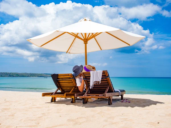 Coppia di turisti sulla spiaggia — Foto Stock