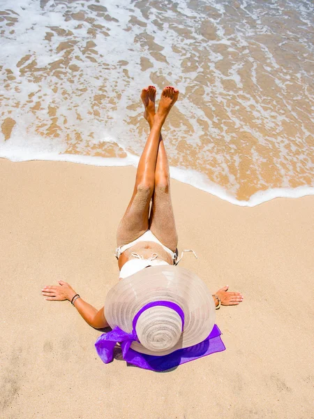 Mooie vrouw op het strand. — Stockfoto