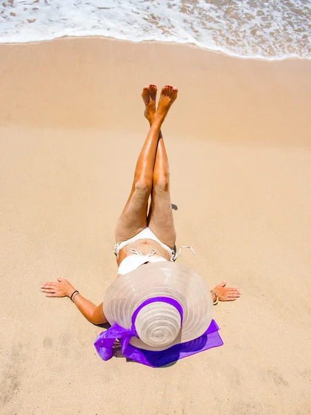 Vacker kvinna på stranden. — Stockfoto