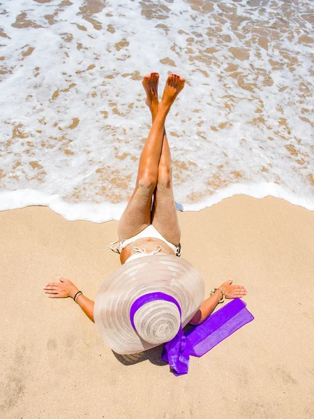 Belle femme sur la plage. — Photo