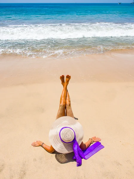 Bella donna sulla spiaggia. — Foto Stock