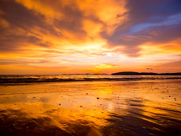 Trooppinen auringonlasku rannalla. Ao-Nang. Rapumies — kuvapankkivalokuva