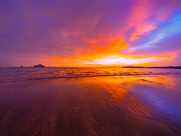 Puesta de sol tropical en la playa. Ao-Nang. Cangrejo —  Fotos de Stock