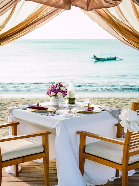 Romantic dinner setting on the beach — Stock Photo, Image