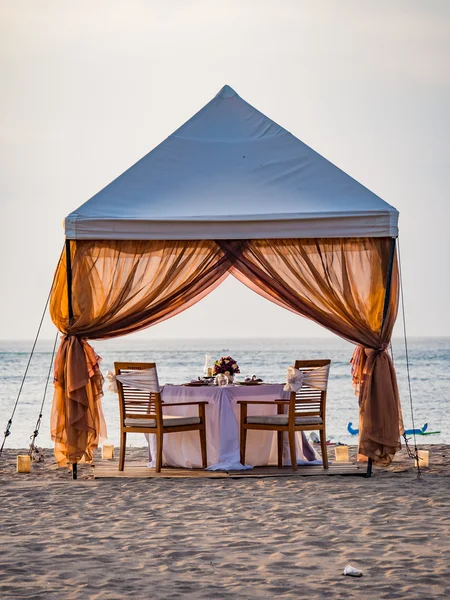 Romantic dinner setting on the beach — Stock Photo, Image