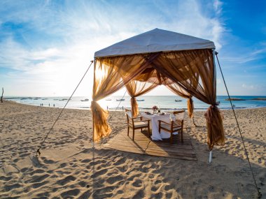 Sahilde romantik bir akşam yemeği.