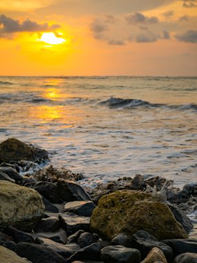 Plaj tropikal gün batımı. Bali Adası