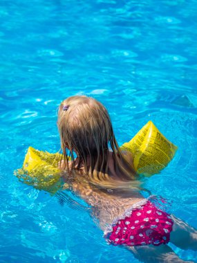 Yüzme havuzunda küçük bir kız