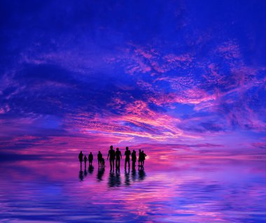 Siluetleri, günbatımında Kuta Bali beach üzerinde ben insanlar