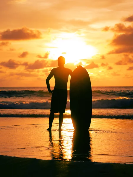 Surfista na praia na Tailândia — Fotografia de Stock