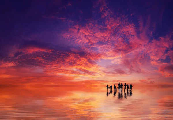 Silhouetten van mensen bij zonsondergang op het strand van Kuta Bali ik — Stockfoto