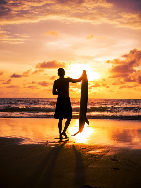 Surfer on the ocean beach at sunset on Bali island — Stock Photo, Image