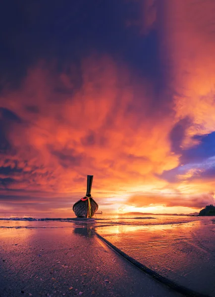 Bateau thaï traditionnel à la plage du coucher du soleil. Ao Nang, Krabi . — Photo