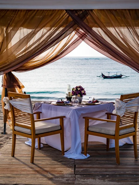 Romantyczna kolacja na plaży — Zdjęcie stockowe